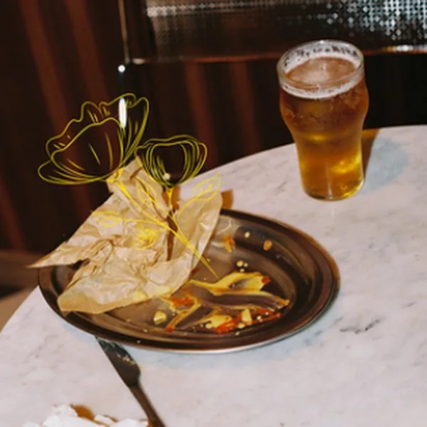 Cerveza y plato vacío en HOT